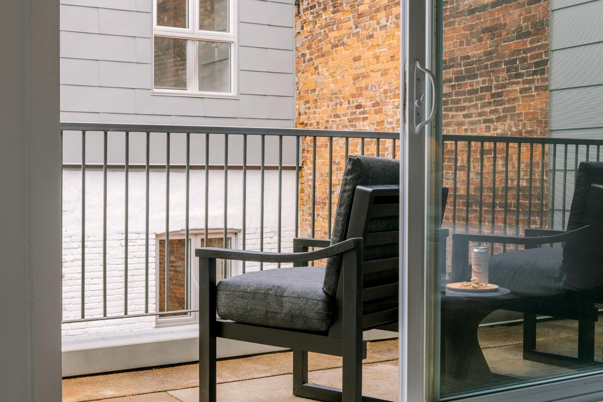 Sonder Penny Lane Aparthotel มอนทรีอัล ภายนอก รูปภาพ